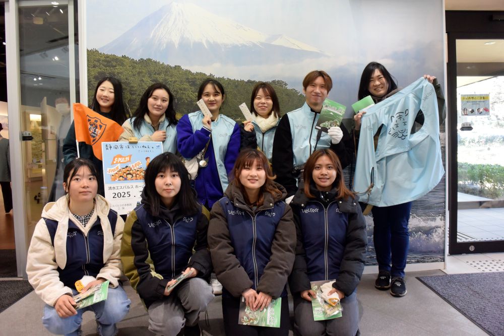 三保松原 松葉かき体験付きガイドツアー　みほしるべ内集合写真